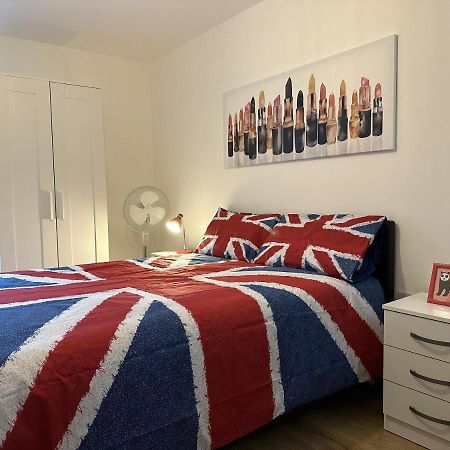 Modern, Large Independent Room With En-Suite Bathroom In Private Owned Apartment 런던 외부 사진