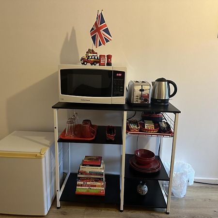 Modern, Large Independent Room With En-Suite Bathroom In Private Owned Apartment 런던 외부 사진