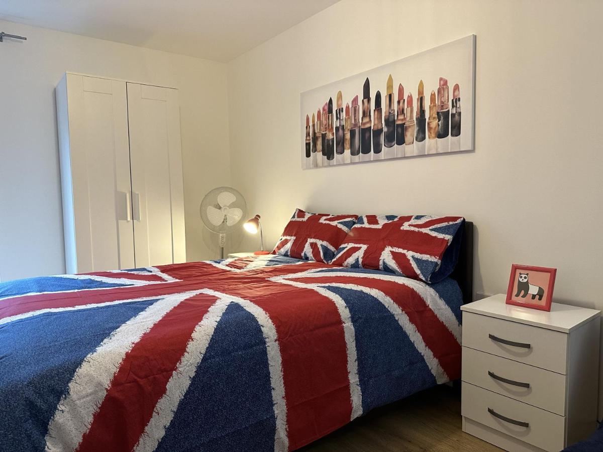 Modern, Large Independent Room With En-Suite Bathroom In Private Owned Apartment 런던 외부 사진