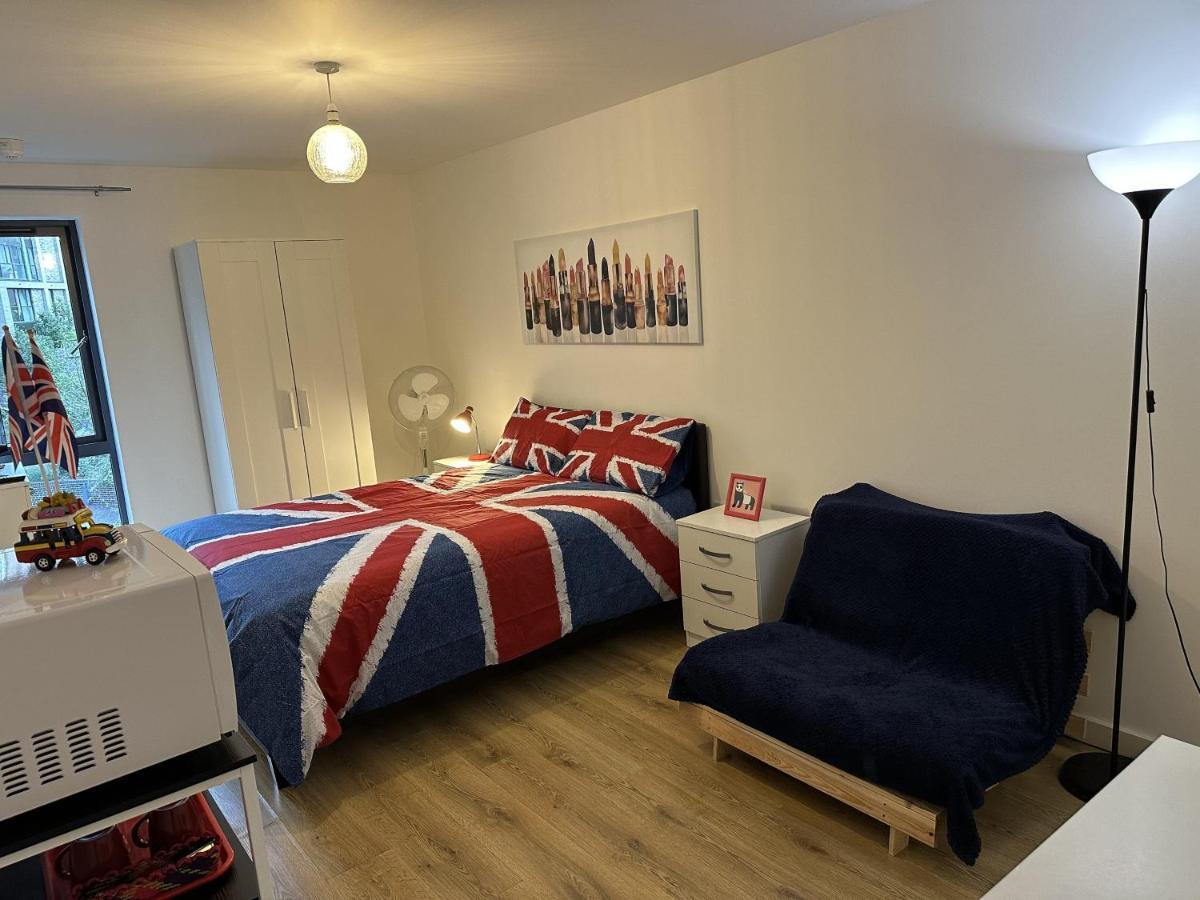 Modern, Large Independent Room With En-Suite Bathroom In Private Owned Apartment 런던 외부 사진