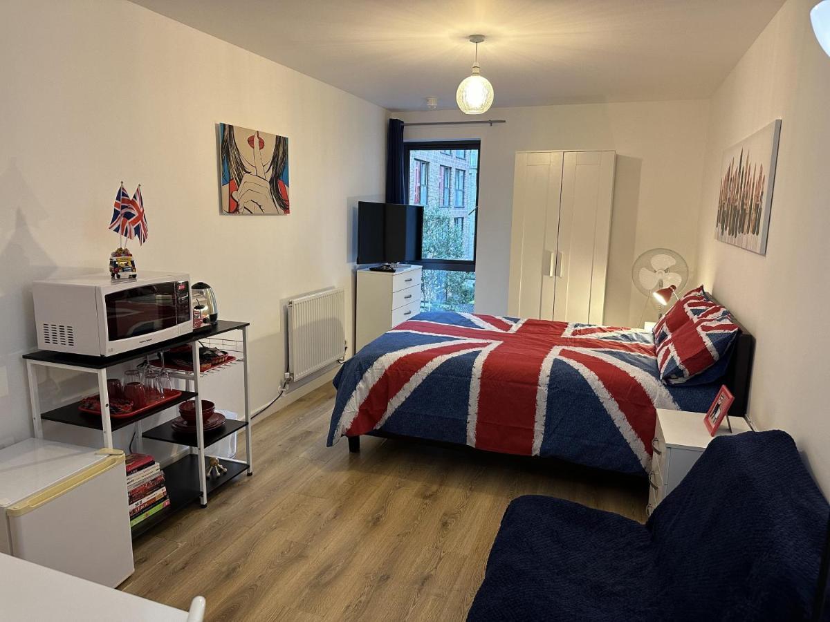 Modern, Large Independent Room With En-Suite Bathroom In Private Owned Apartment 런던 외부 사진